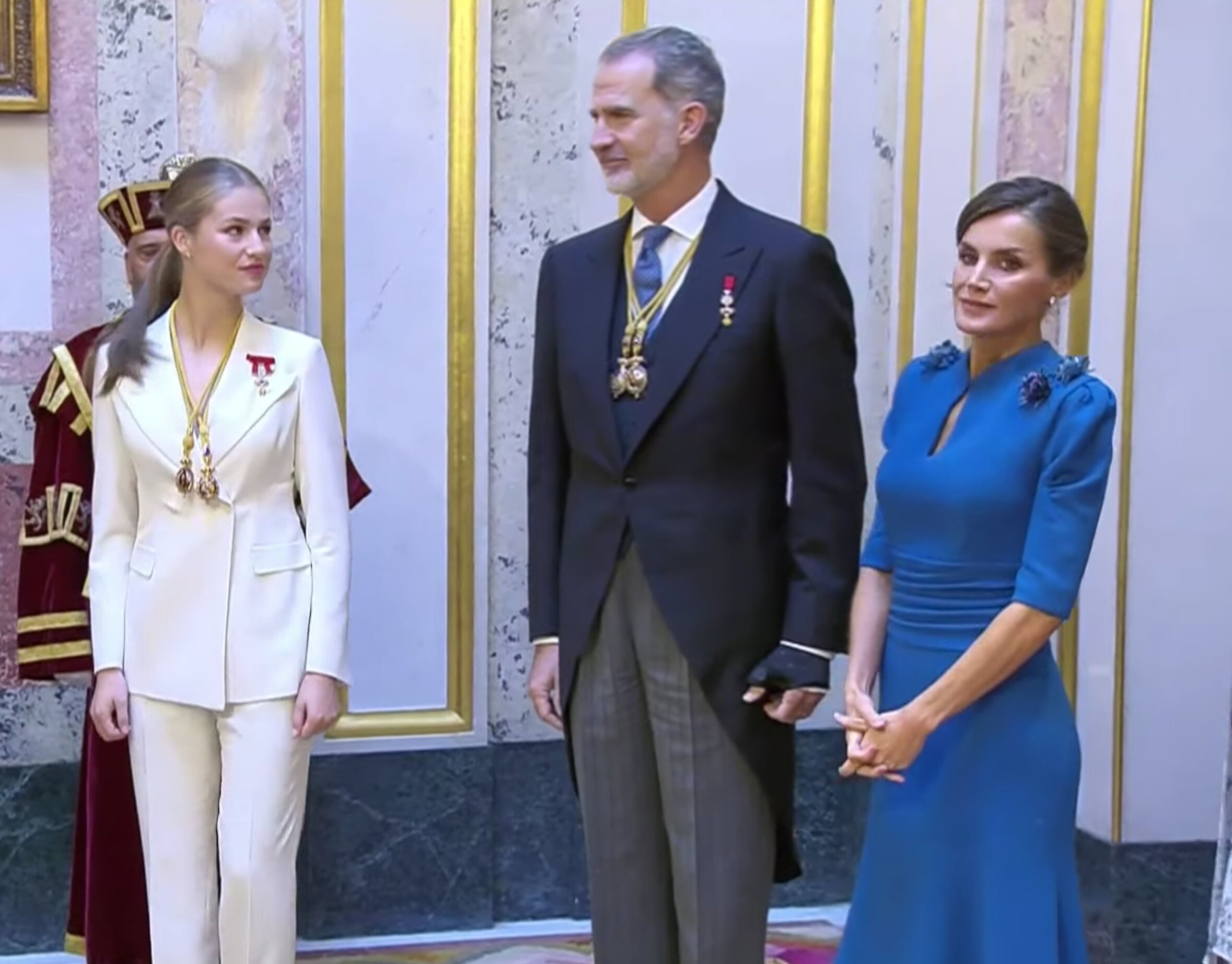 Los Reyes Felipe y Letizia con la Princesa Leonor tras recibir las medallas del Congreso y el Senado