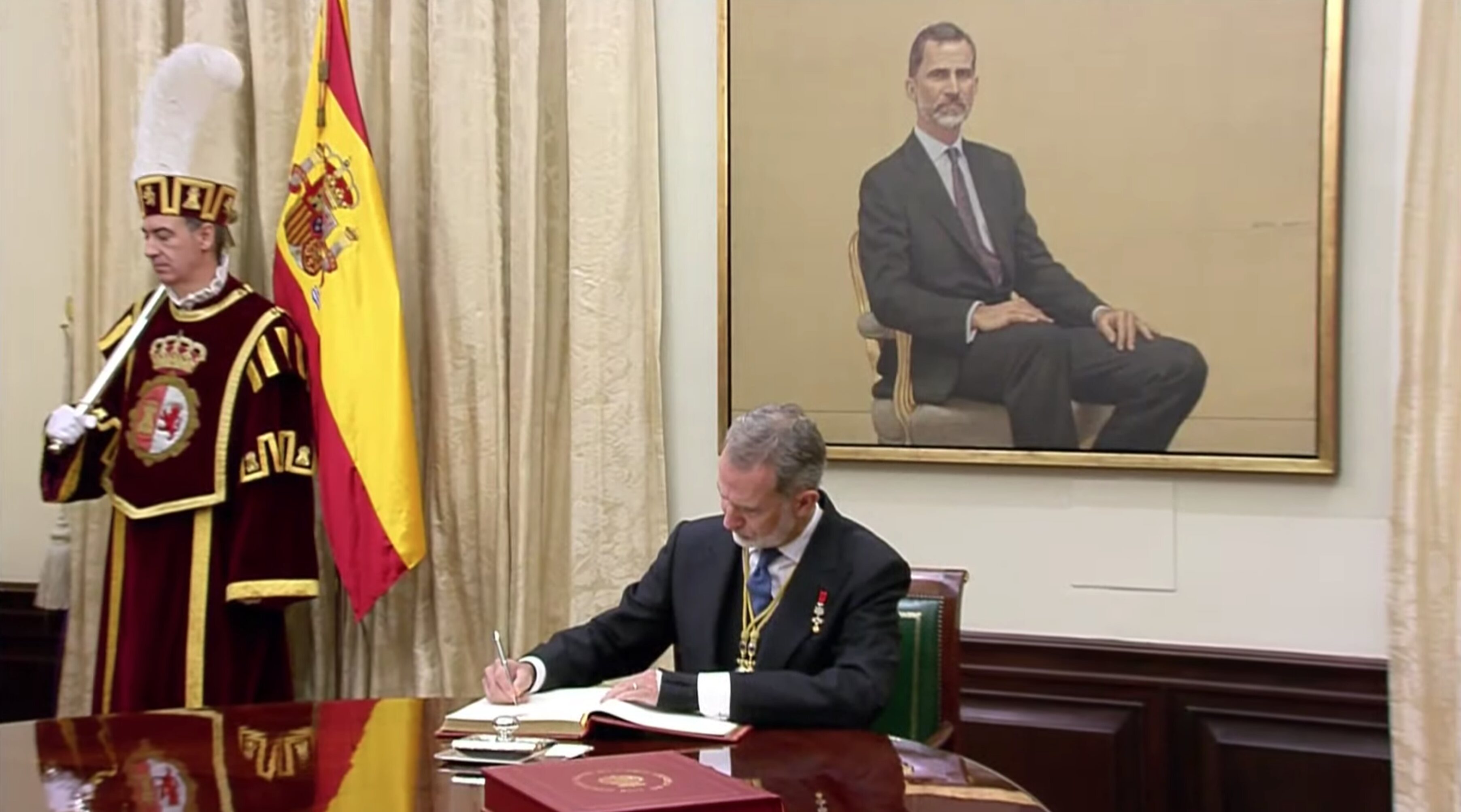 Felipe VI firmando en el Libro de Honor del Congreso