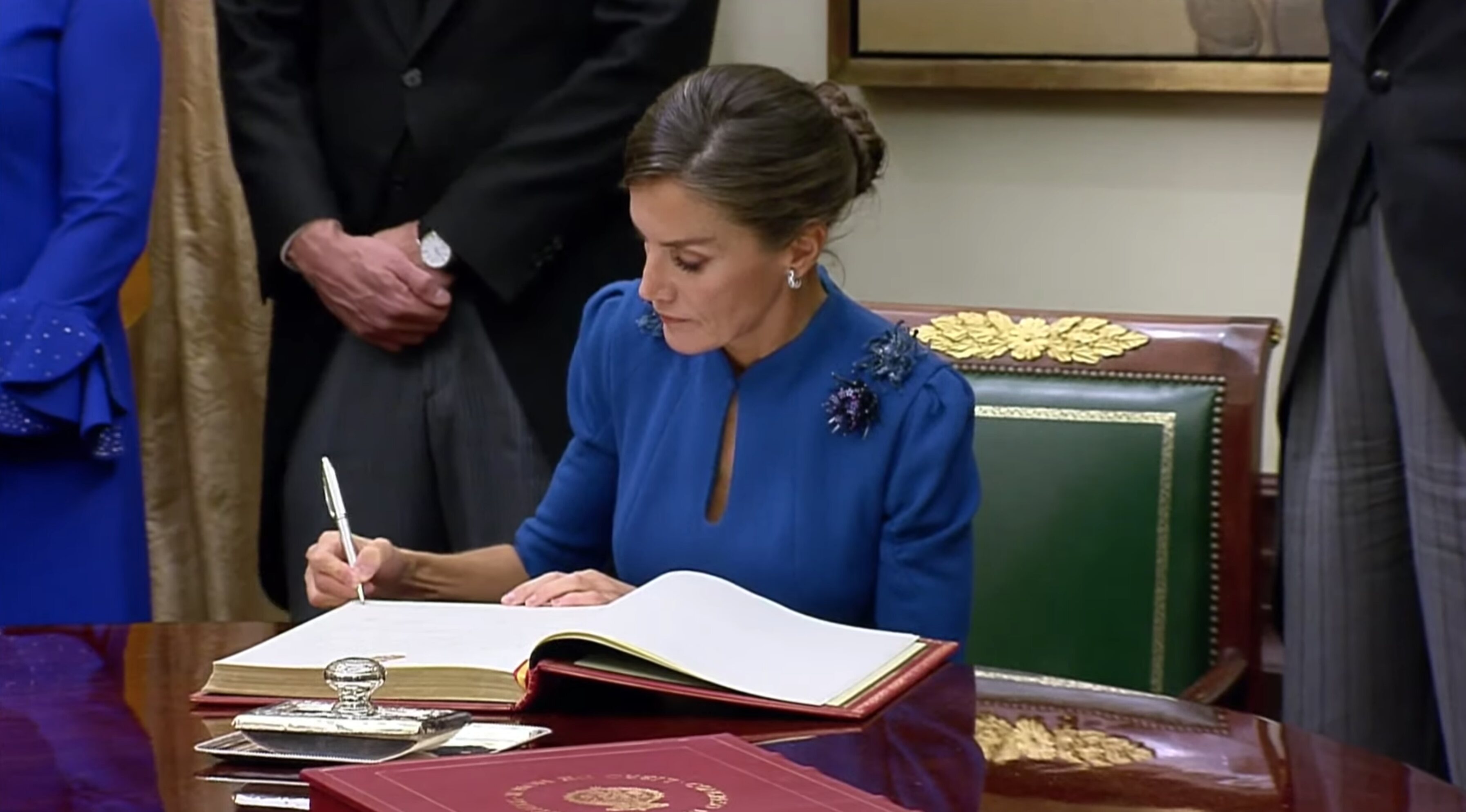 La Reina Letizia firmando en el Libro de Honor del Congreso