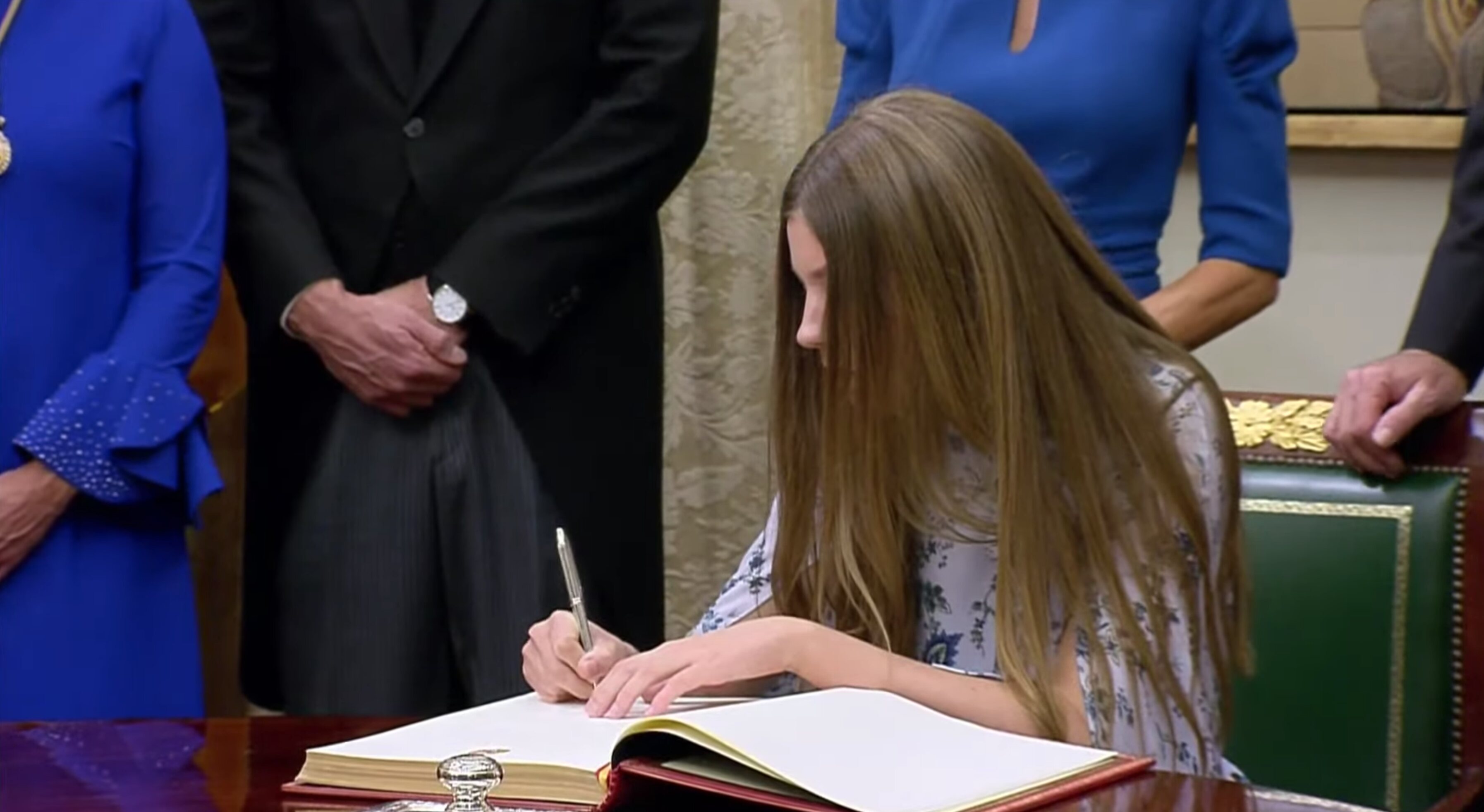 La Infanta Sofía firmando en el Libro de Honor del Congreso