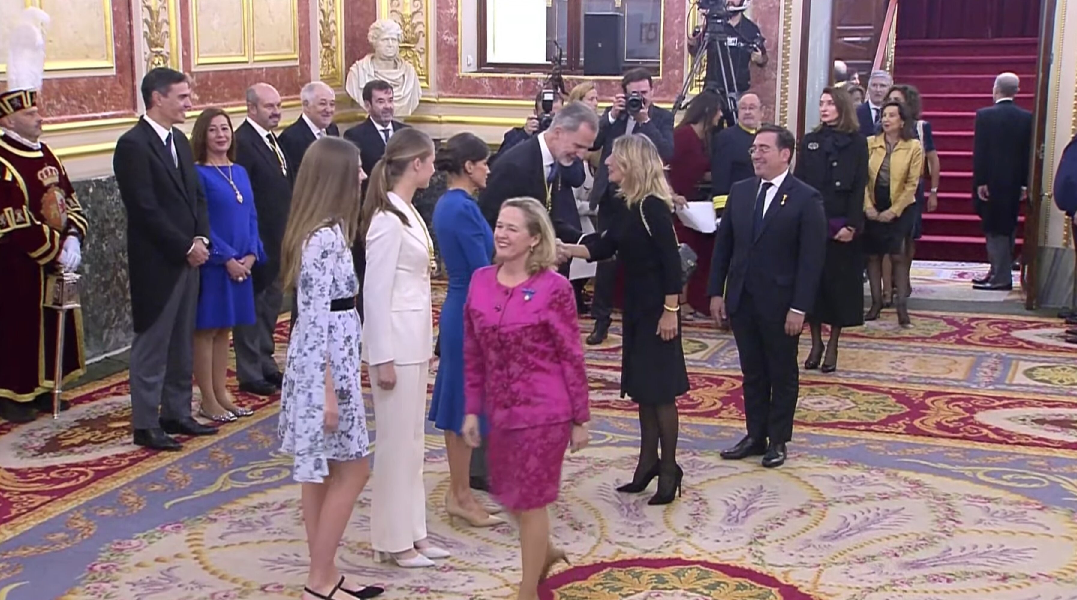 Yolanda Díaz se para a hablar con Felipe VI en el saludo de la Familia Real a los invitados
