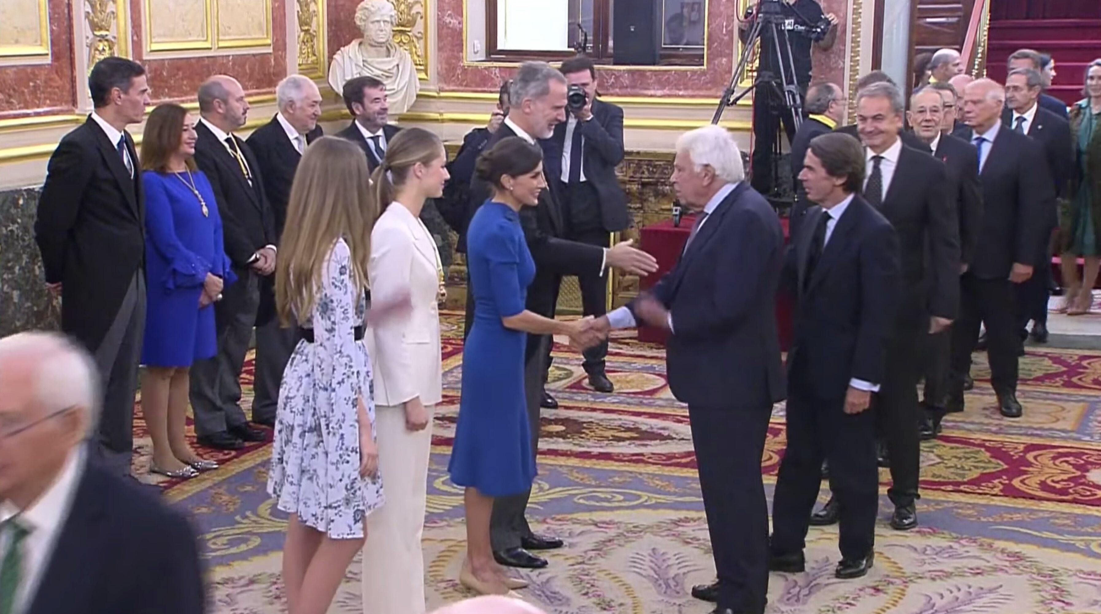Los expresidentes del Gobierno saludan a la Familia Real