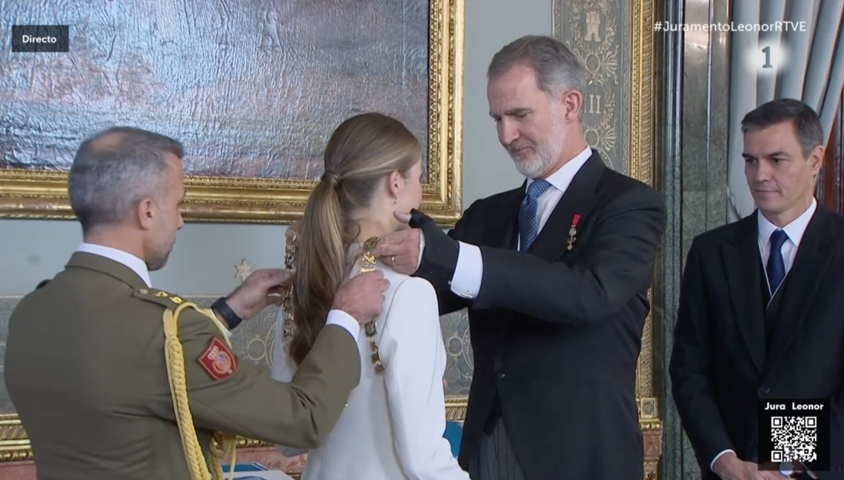 El Rey Felipe VI impone el Collar de la Orden de Carlos III a la Princesa Leonor
