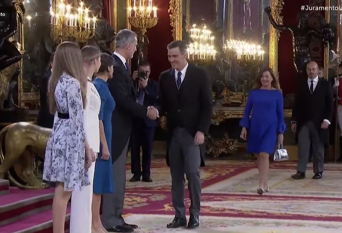 Pedro Sánchez saluda a la Familia Real en el besamanos en el Palacio Real