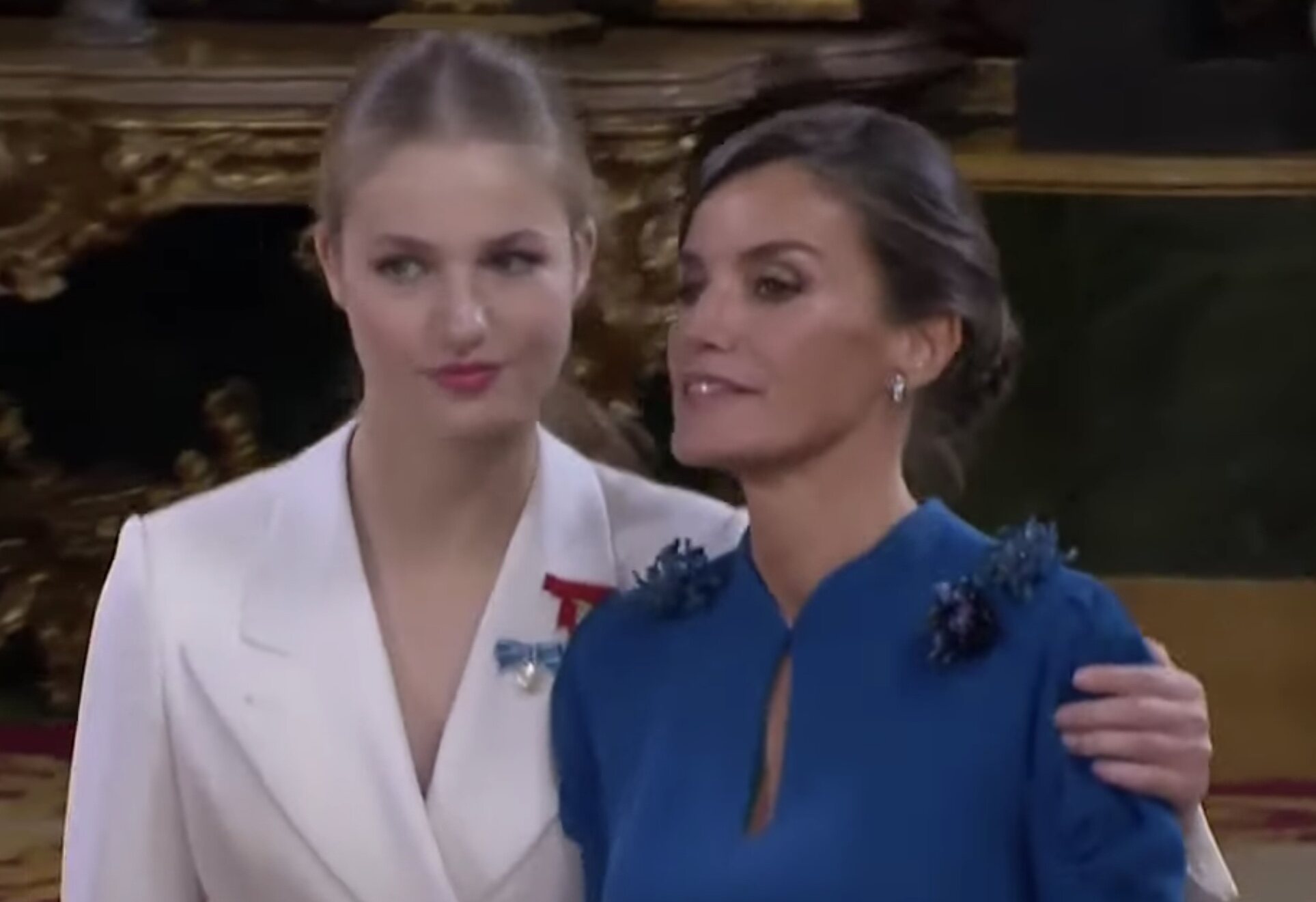 La Princesa Leonor agarra por los hombros a la Reina Letizia en el Palacio Real