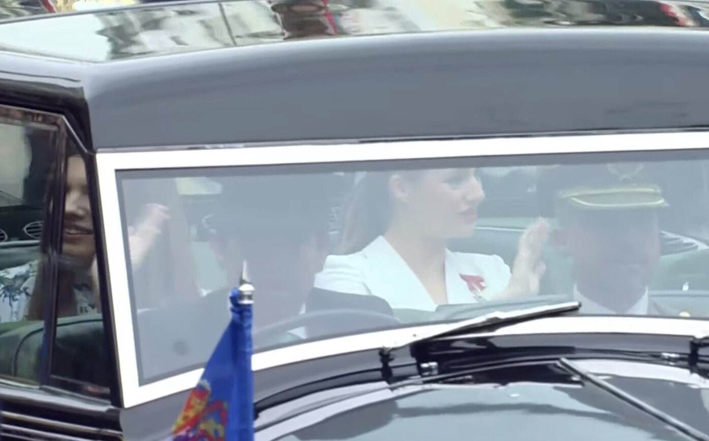 La Princesa Leonor y la Infanta Sofía saludando desde el Rolls Royce