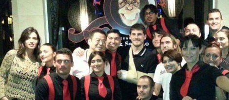 Iker Casillas y Sara Carbonero con los empleados de un restaurante de Tenerife