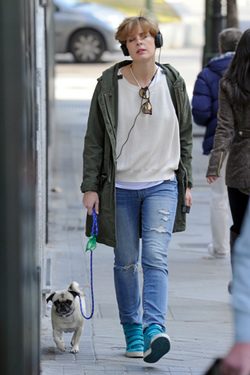 Tania Llasera paseando a su perra