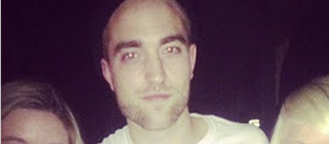 Robert Pattinson con la cabeza afeitada. / Foto: Celebuzz