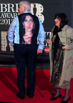 Los padres de Amy Winehouse en los Brit Awards 2013