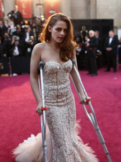 Kristen Stewart con muletas en los Oscars 2013