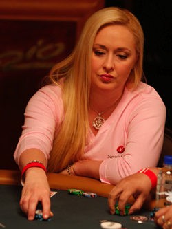 Mindy McCready jugando al poker