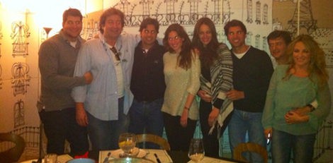 Fran Rivera con su novia Lourdes Montes y sus hermanos cenando / Foto: Twitter