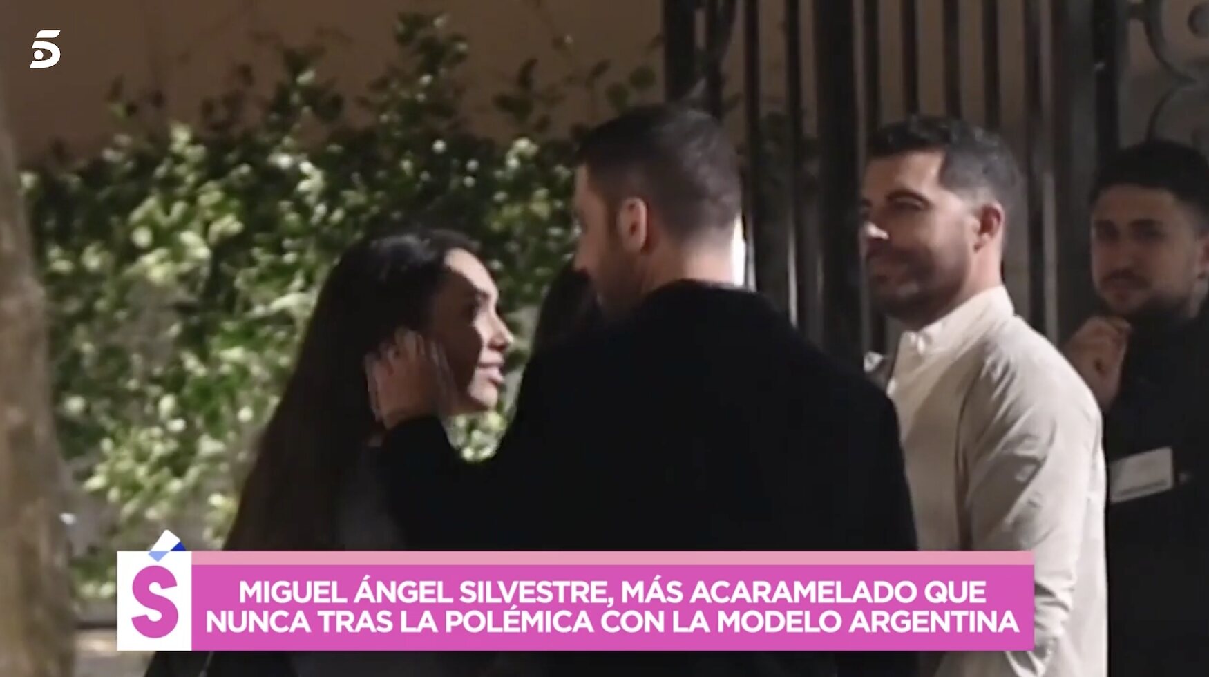 Miguel Ángel Silvestre acariciando a su novia/ Foto: telecinco.es