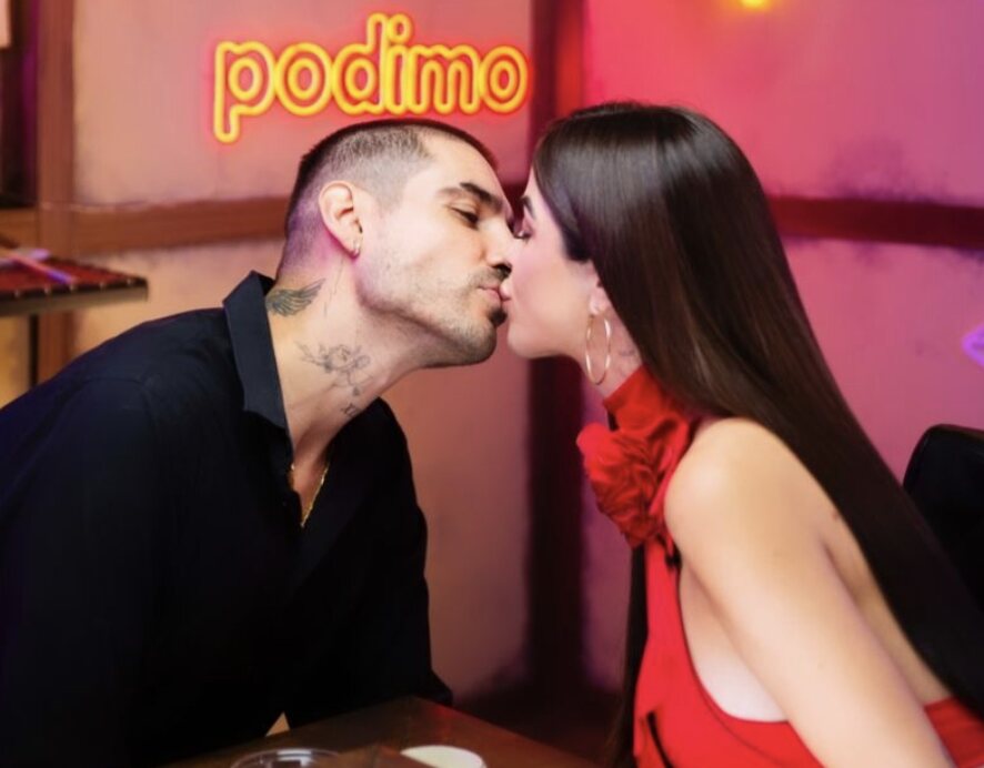 Violeta Mangriñán y Fabio Colloricchio besándose/ Foto: Podimo