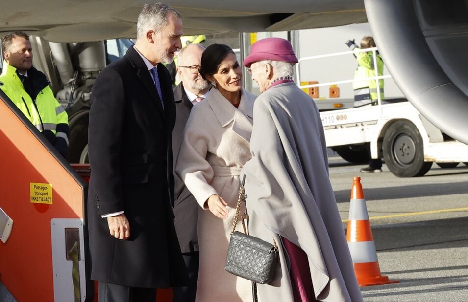 Margarita de Dinamarca recibe a los Reyes Felipe y Letizia a pie de pista en el aeropuerto de Copenhague