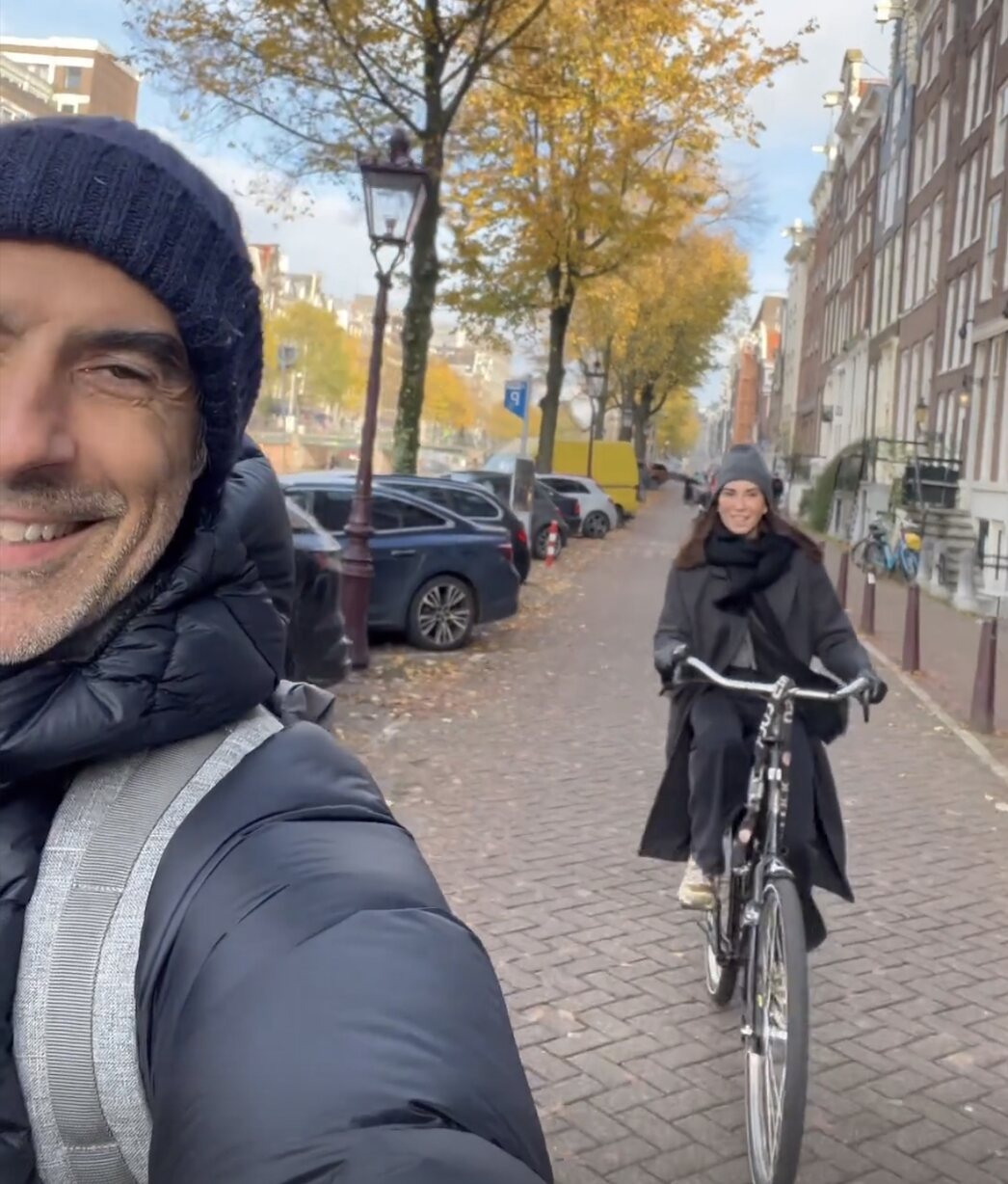 Jorge Fernández con su novia montando en bici/ Foto: Instagram