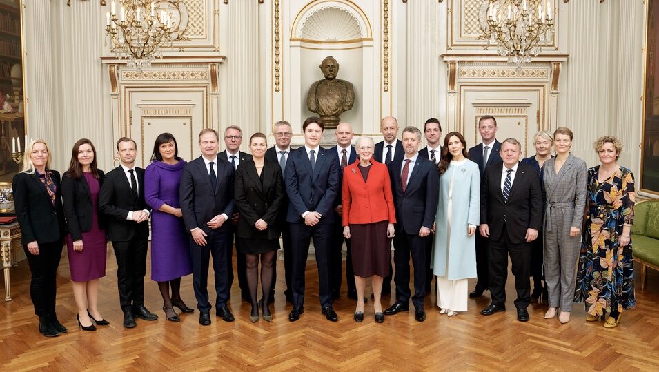 Christian de Dinamarca con Margarita de Dinamarca, Federico y Mary de Dinamarca y el Gobierno de Dinamarca en el Consejo de Estado