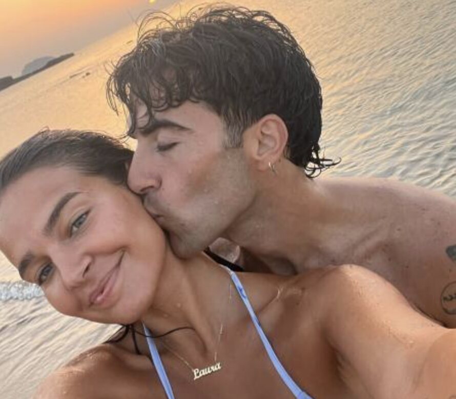 Laura Escanes y Álvaro de Luna en la playa/ Foto: Instagram