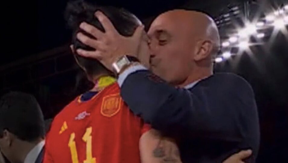 Luis Rubiales besando a Jenni Hermoso | Foto: RTVE