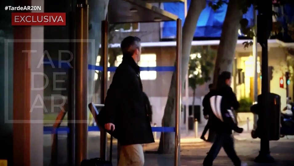 Federico de Dinamarca en una parada de autobús | Foto: telecinco.es