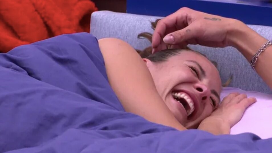 Jessica Bueno se ríe con Luitingo en la cama | Foto: telecinco.es