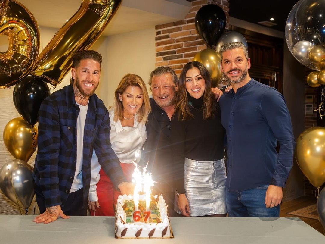 Sergio Ramos con sus padres y sus hermanos/ Foto: Instagram