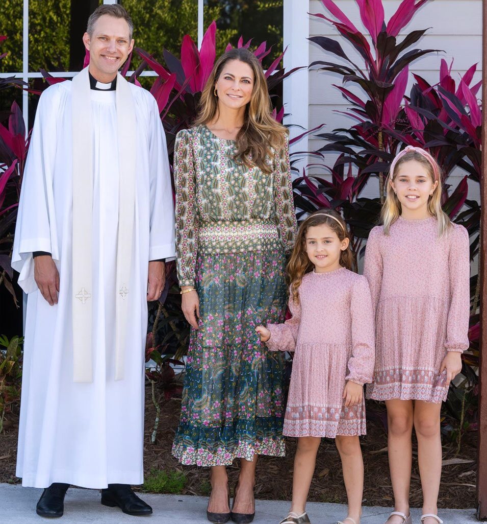 Magdalena de Suecia y sus hijas Leonore y Adrienne en la Iglesia Sueca de Fort Lauderdale