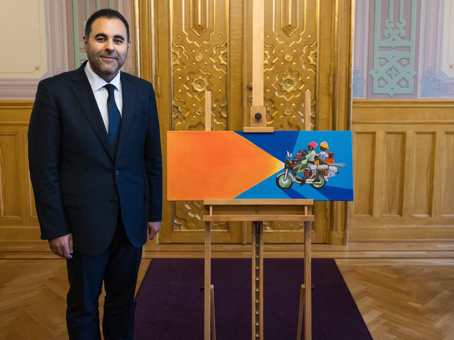 El Presidente del Storting, Masud Gharahkhani, con el cuadro que regaló al Príncipe Sverre Magnus