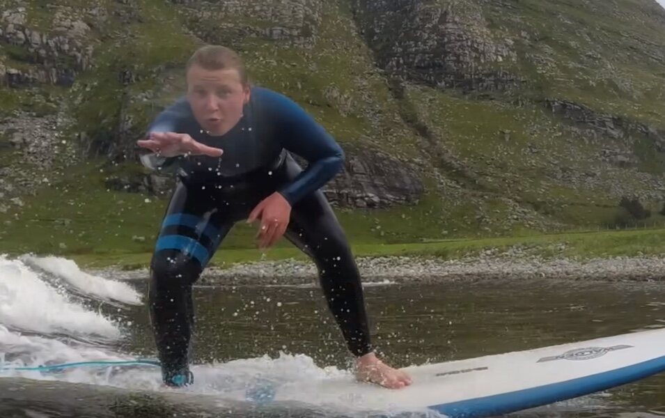 Sverre Magnus de Noruega haciendo surf