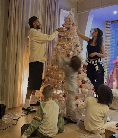 Sergio Ramos y Pilar Rubio poniendo el árbol de Navidad con sus hijos/ Foto: Instagram