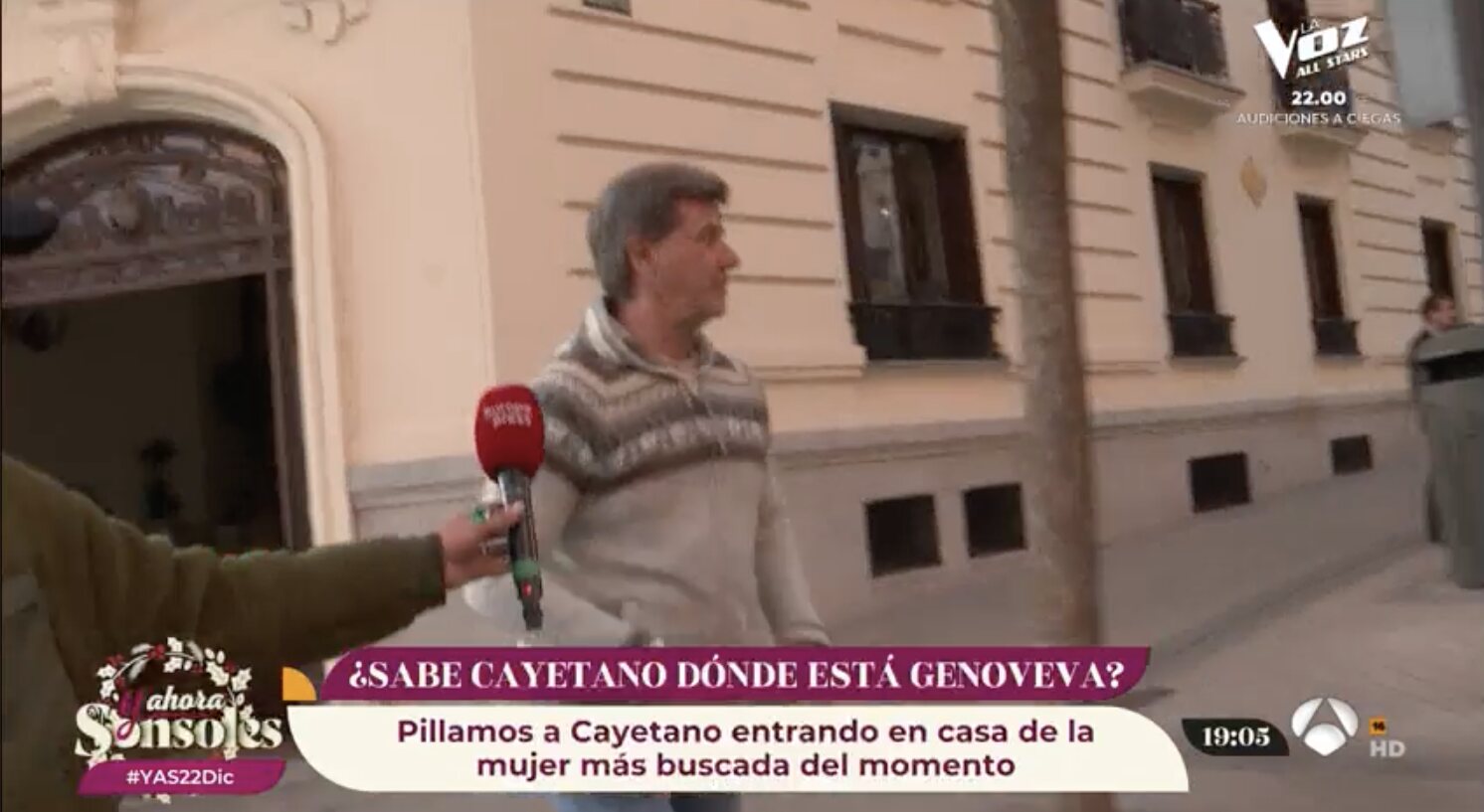 Cayetano Martínez de Irujo saliendo de la casa de Genoveva Casanova | Foto: Antena3.com