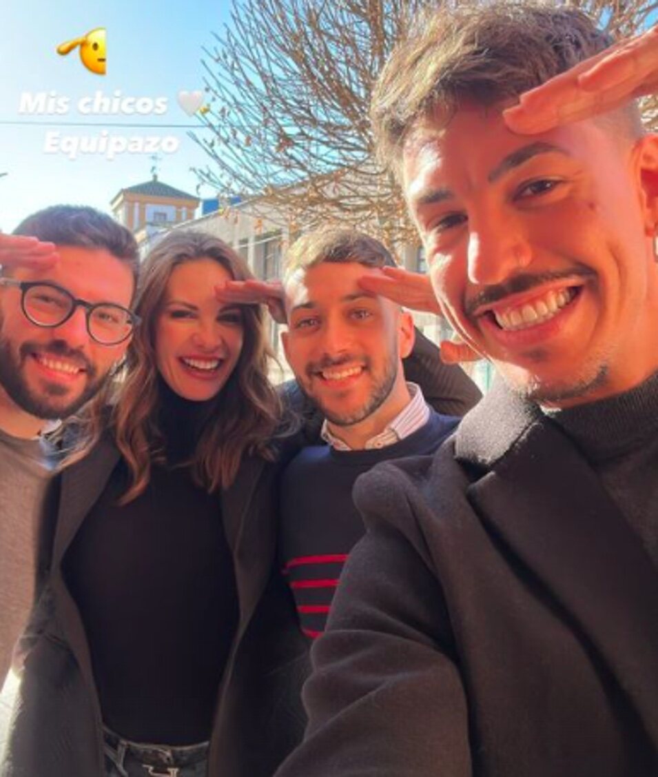 Jessica Bueno con Luitingo y amigos y familia | Instagram