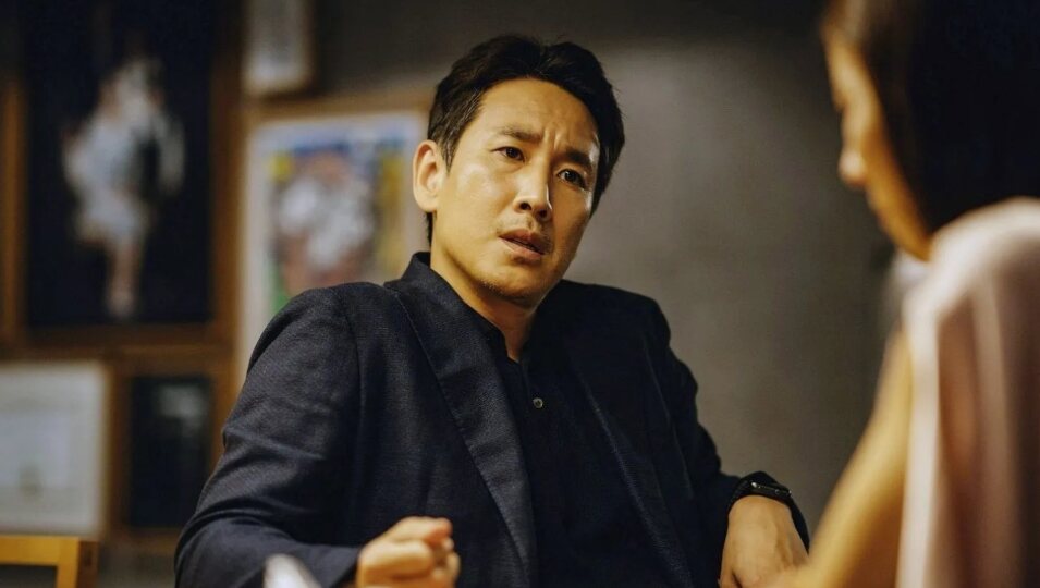 Lee Sun-Kyu en 'Parásitos' | Parásitos