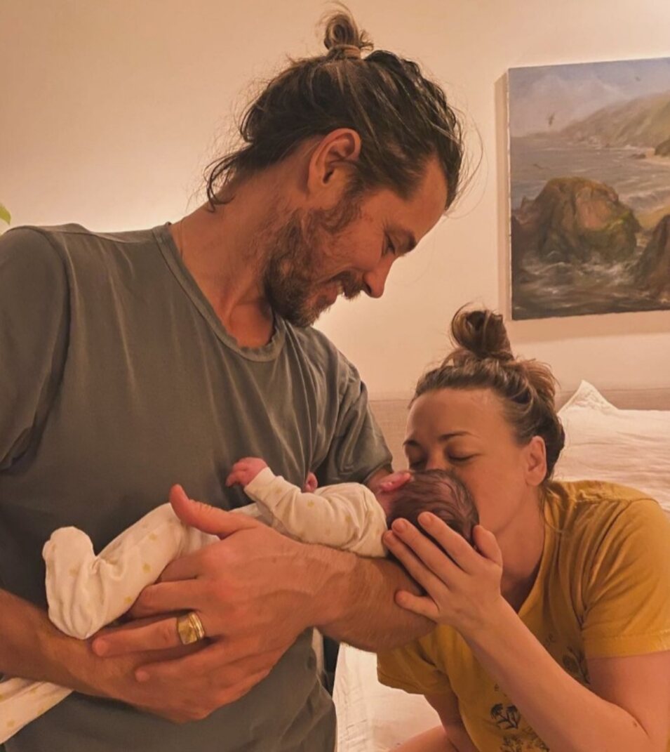 Yvonne Strahovski y Tim Loden con su tercer hijo | Instagram