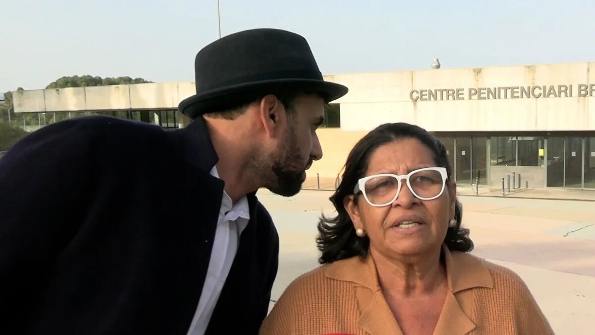 La madre de Dani Alves a las puertas de la prisión de Brians 2 | Foto: Telecinco.es
