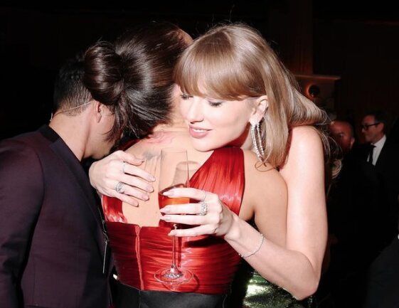 Taylor Swift y Selena Gomez fundiéndose en un abrazo/ Foto: Instagram