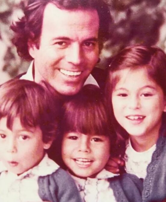 Chábeli y Julio José iglesias junto a su hermano Enrique y su padre Julio Iglesias/ Foto: Instagram