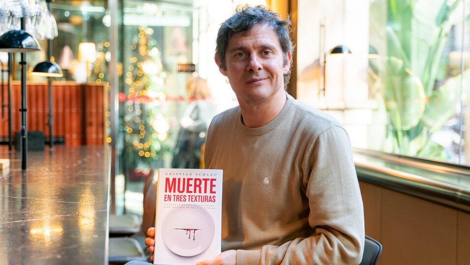 Cristian Schleu posando junto a su novela: 'Muerte en tres texturas' | Cristina Reche