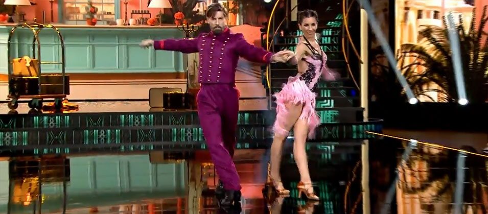 Adrián Lastra y Sara García bailando un chachachá en 'Bailando con las estrellas'