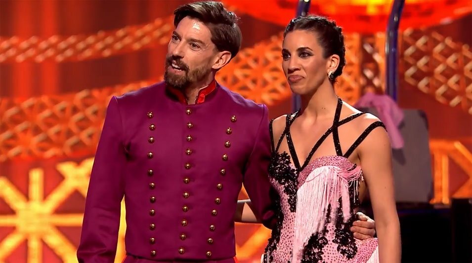 Adrián Lastra y Sara García escuchando la valoración del jurado en 'Bailando con las estrellas'