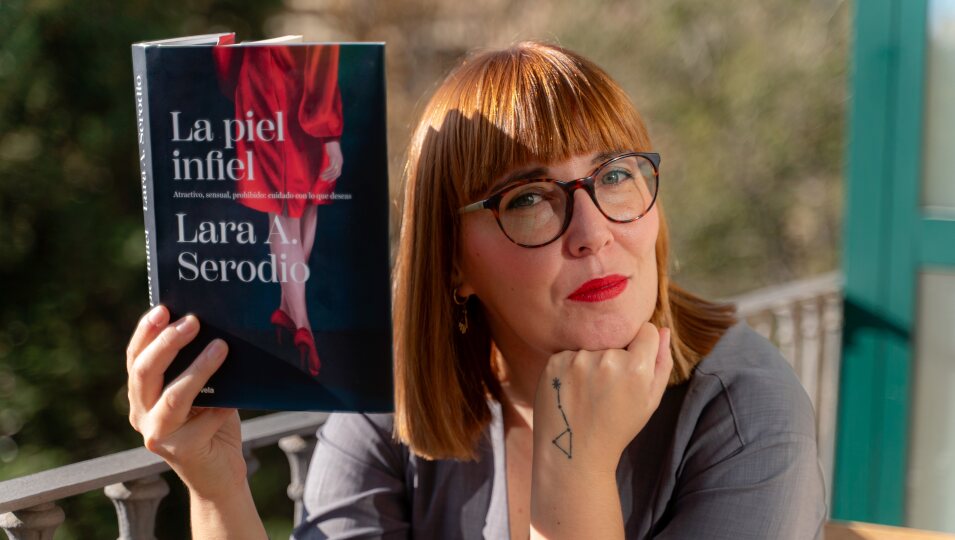 Lara A. Serodio posando con su novela | Cristina Reche