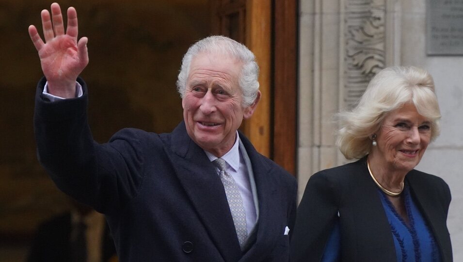 Carlos III tras abandonar The London Clinic acompañado de la Reina Camilla