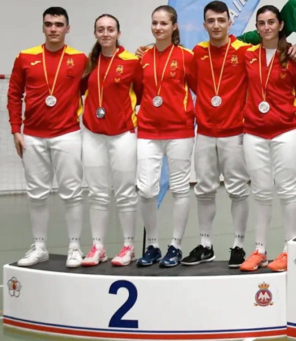 La Princesa Leonor y sus compañeros con su medalla de plata en esgrima en el XXIV Campeonato Deportivo de Academias Militares para Oficiales