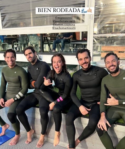 Laura Escanes con algunos amigos/ Foto: Instagram