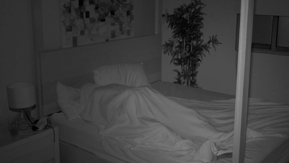 Álex y Gabriela bajo las sábanas | Foto: telecinco.es