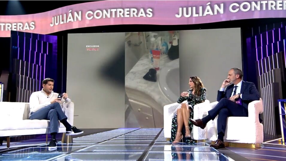 Julián Contreras con el móvil en el programa | Telecinco