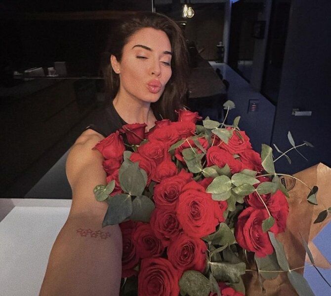 Pilar Rubio con un impresionante ramo de rosas rojas/ Foto: Instagram