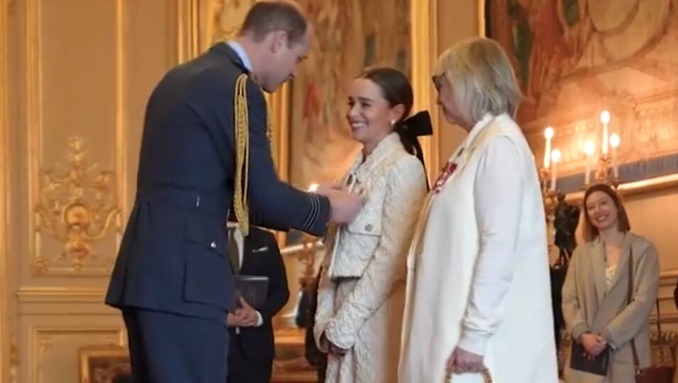 El Príncipe Guillermo condecora a Jennifer y Emilia Clarke en Windsor Castle