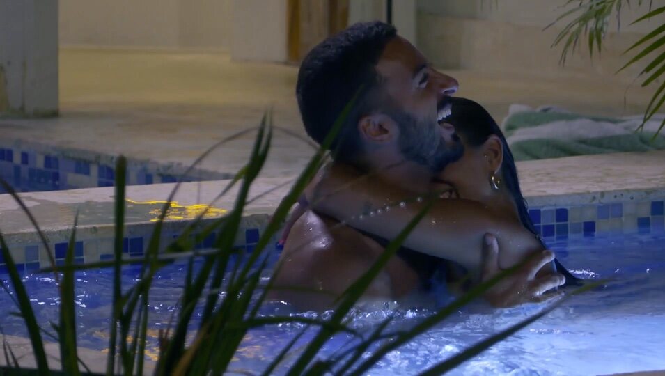 Borja y Andrea, muy juntos en la piscina | Telecinco